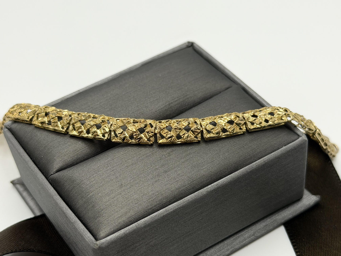 10k  Heavy 5.8 grams Solid Gold Diamond-Cut Design Bracelet 7" Chain
