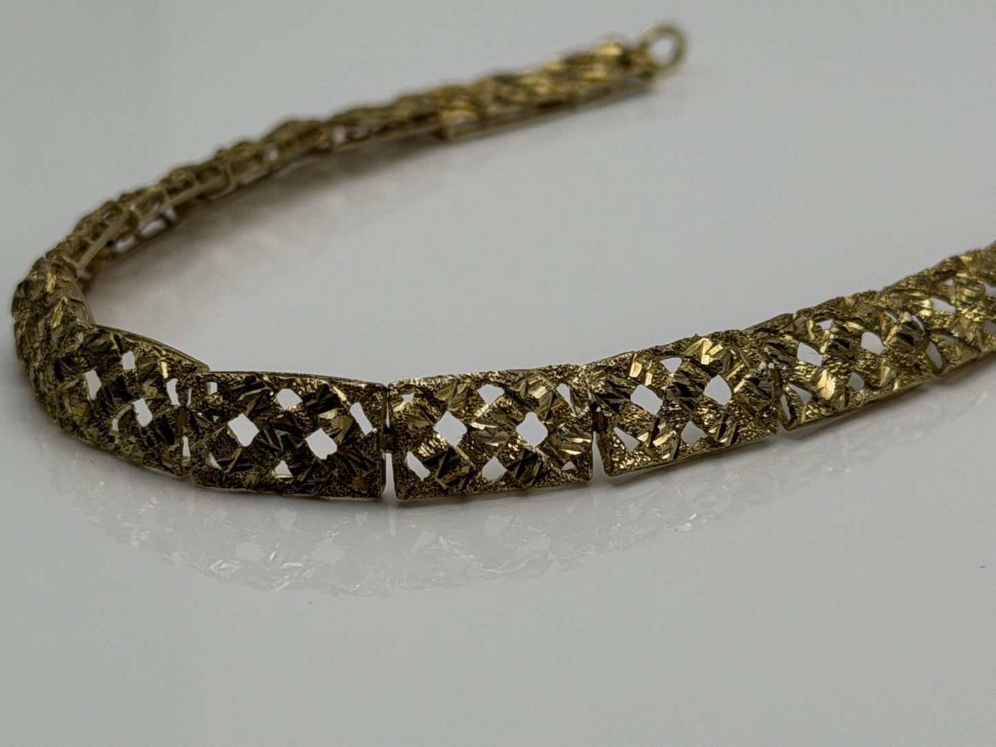 10k  Heavy 5.8 grams Solid Gold Diamond-Cut Design Bracelet 7" Chain