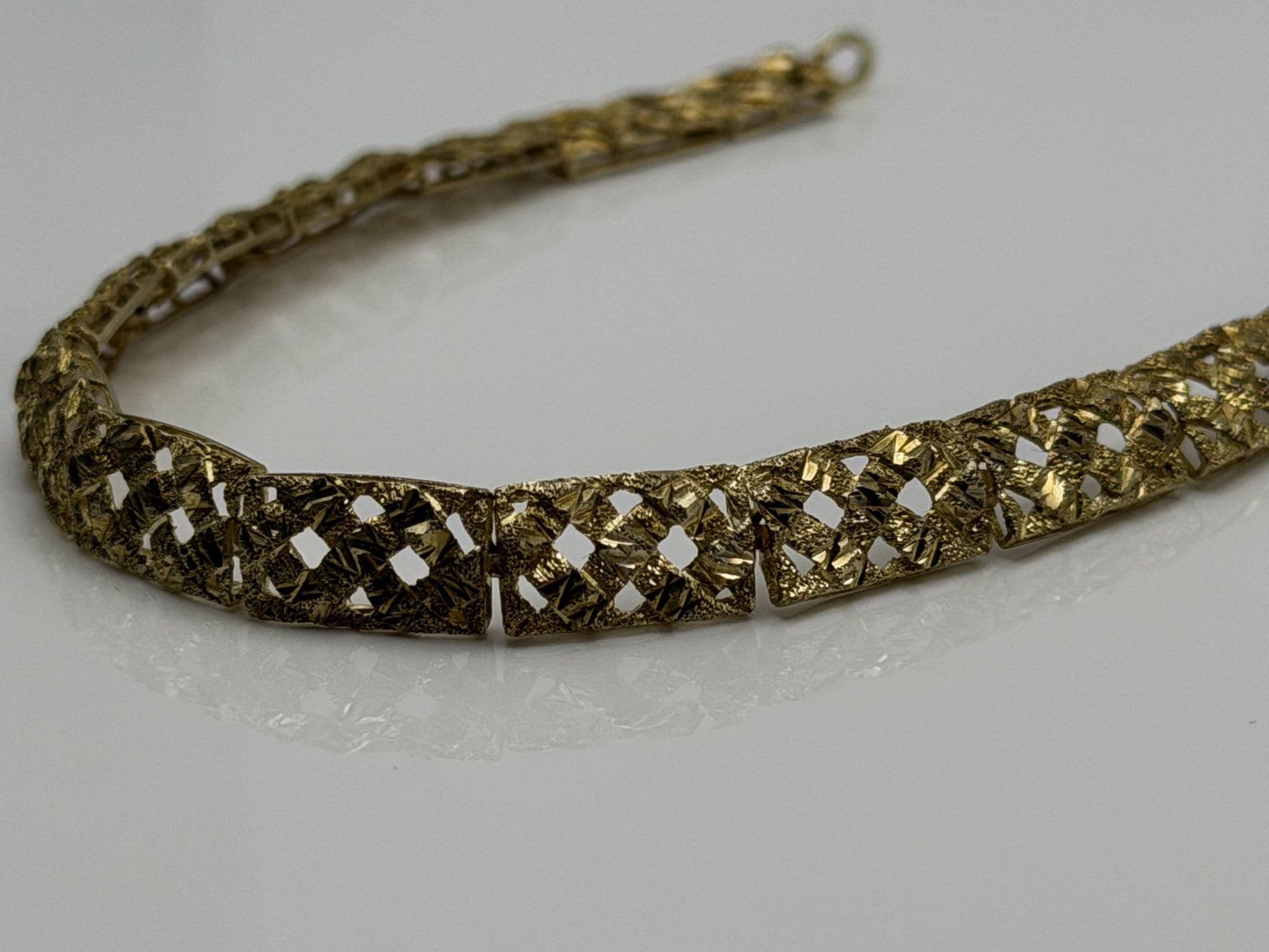 10k  Heavy 5.8 grams Solid Gold Diamond-Cut Design Bracelet 7" Chain