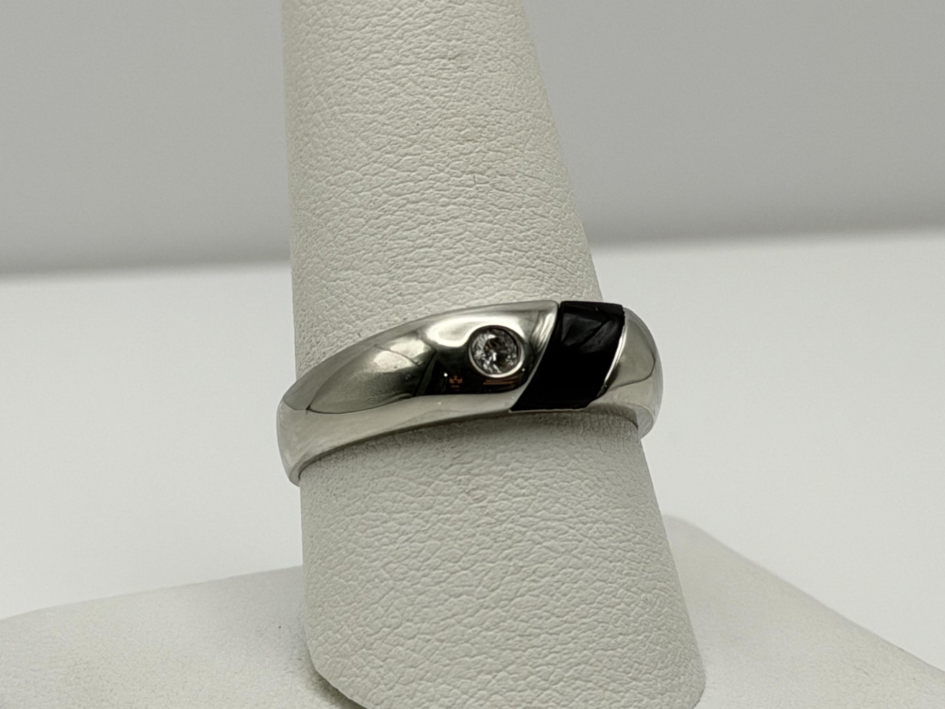 10k White Gold Mens Onyx Ring. Anniversary Band. Wedding Ring.