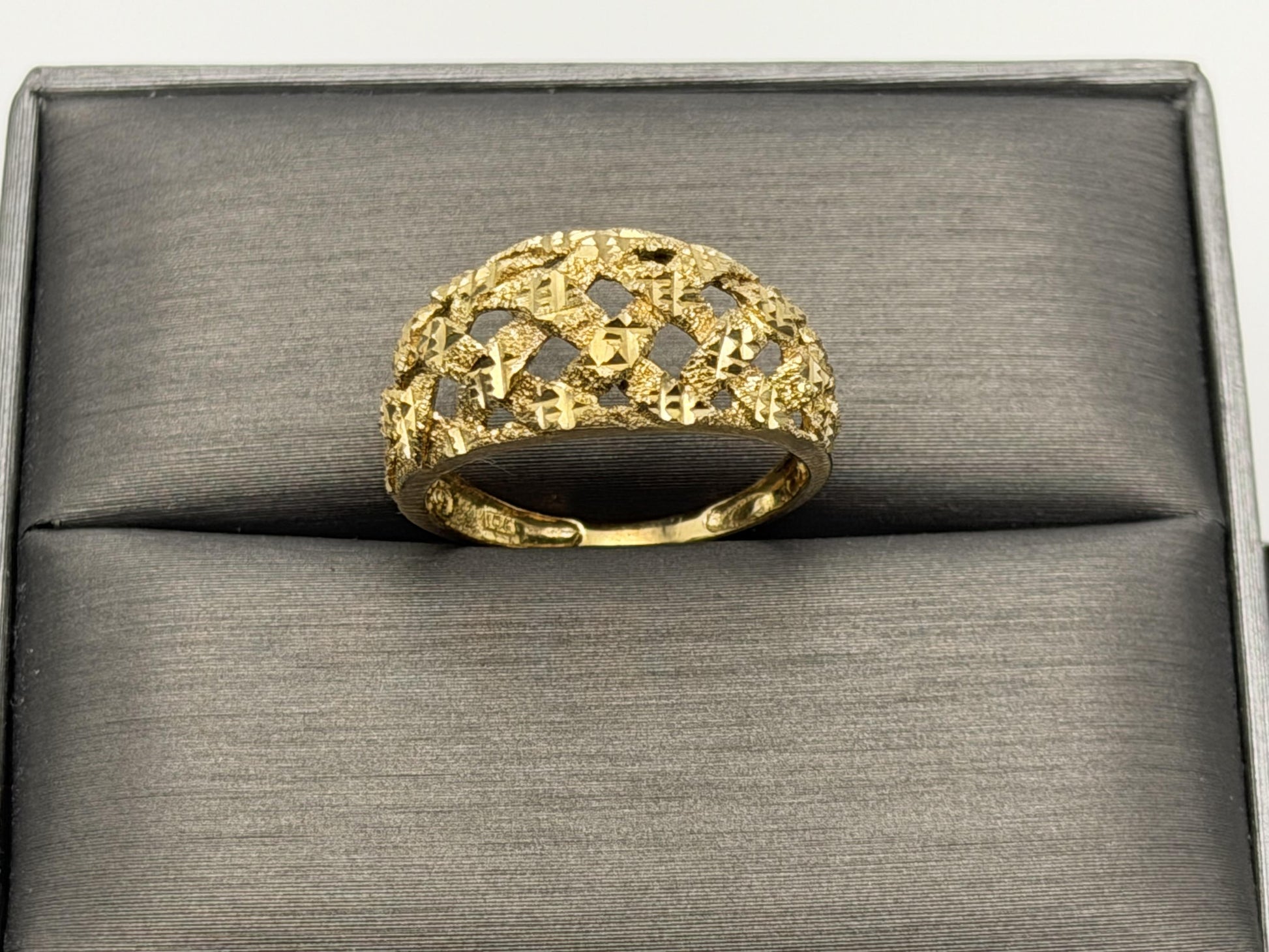 10k Yellow Gold Vintage Weave Band. Open Lattice Nugget Diamond Cut Ring.