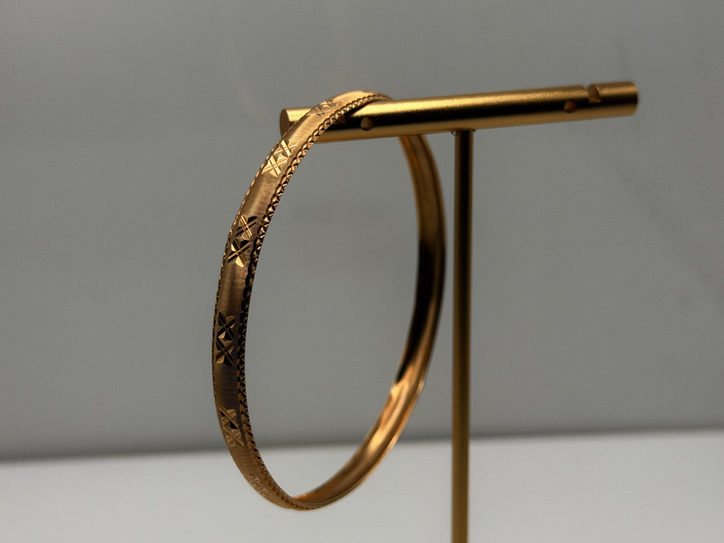 Heavy 7.2gr 10k Gold Etched Bangle Bracelet. Classic Stackable Slip-On Bracelet