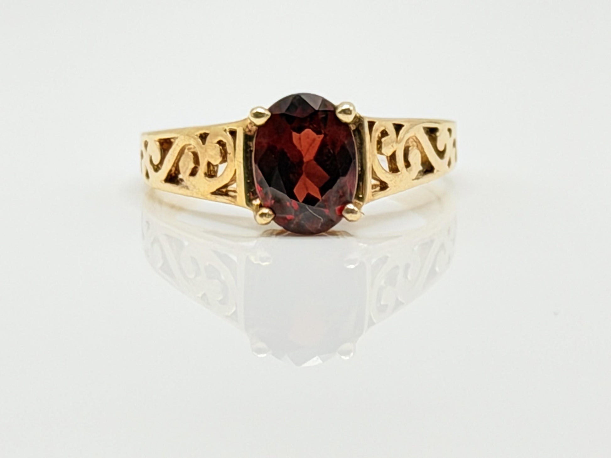 10k Yellow Gold Filigree Solitaire Garnet Cocktail Ring