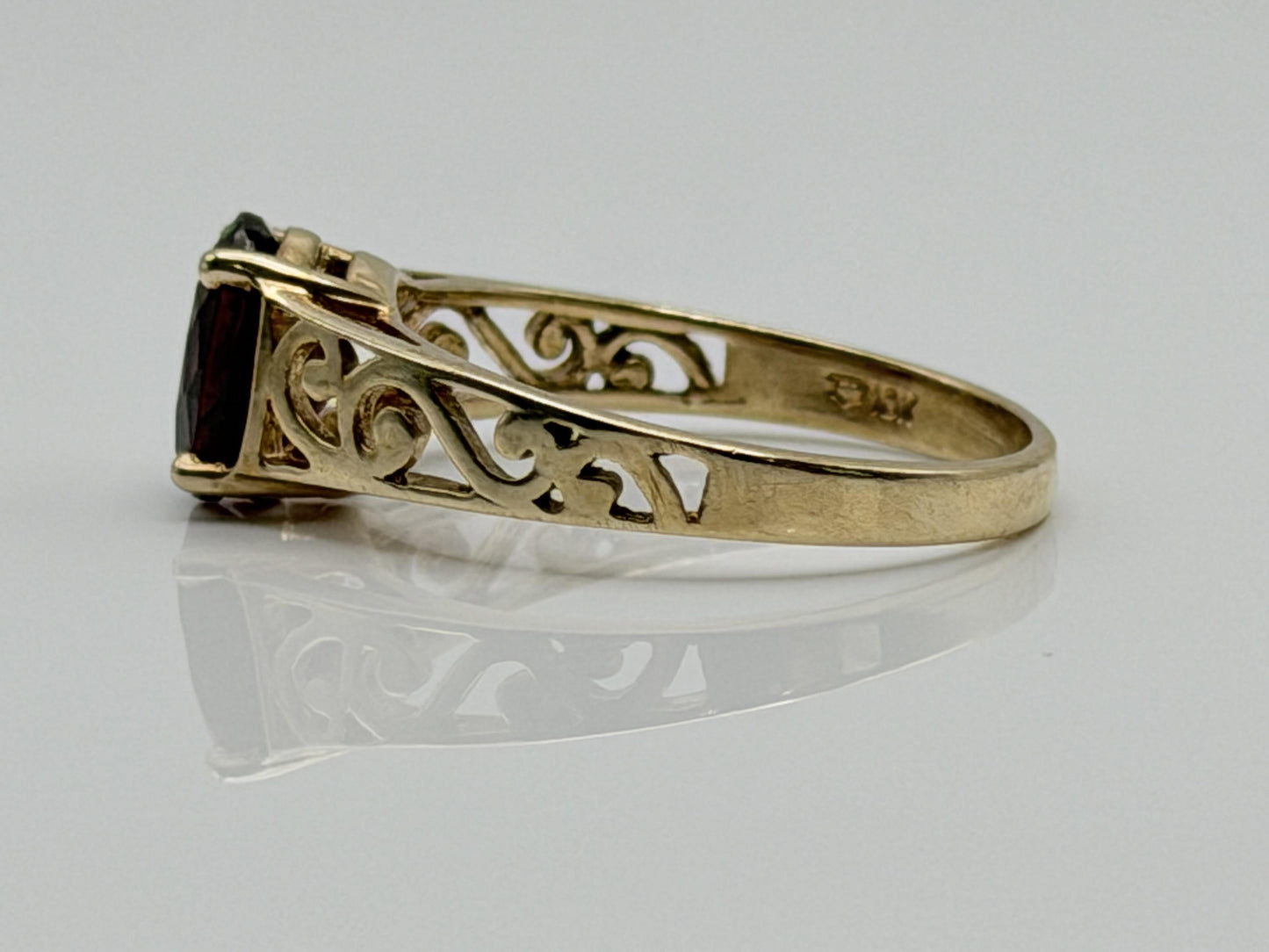 10k Yellow Gold Filigree Solitaire Garnet Cocktail Ring