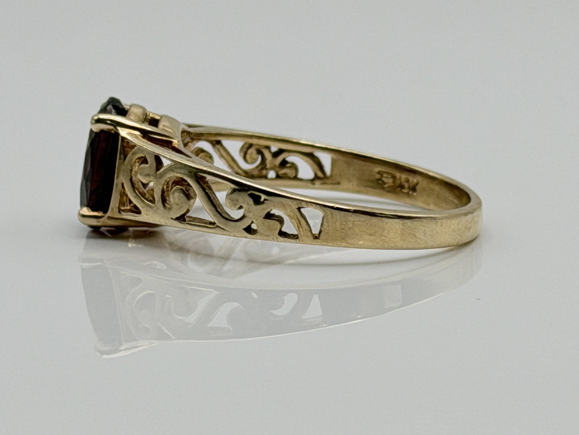 10k Yellow Gold Filigree Solitaire Garnet Cocktail Ring