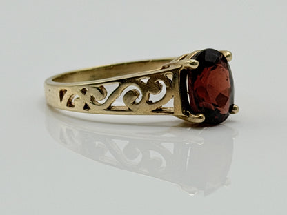 10k Yellow Gold Filigree Solitaire Garnet Cocktail Ring
