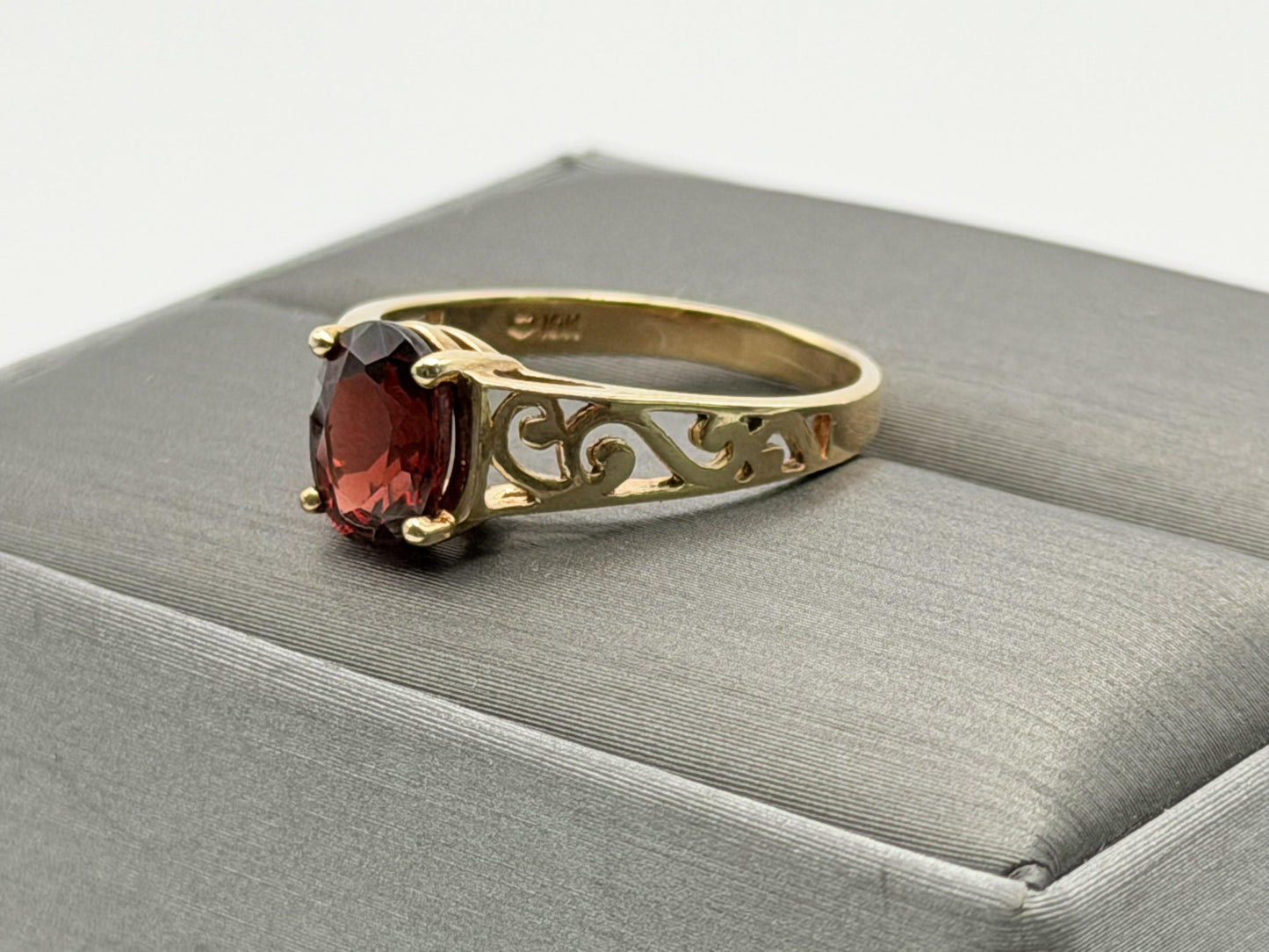 10k Yellow Gold Filigree Solitaire Garnet Cocktail Ring