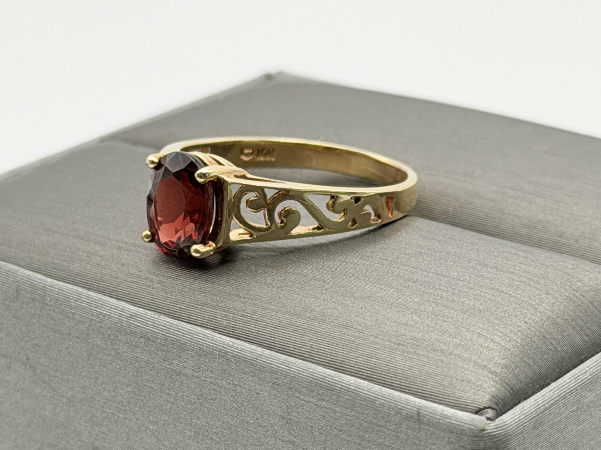 10k Yellow Gold Filigree Solitaire Garnet Cocktail Ring