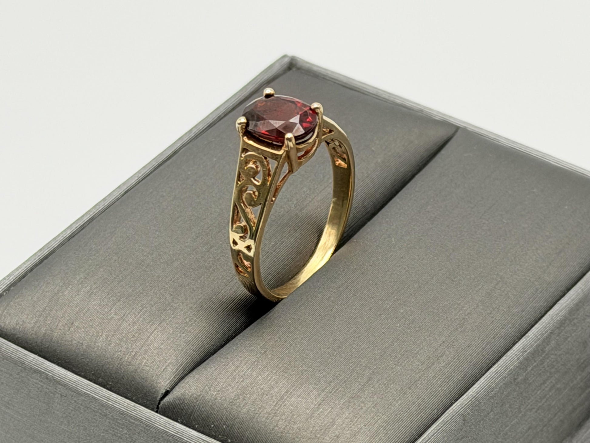 10k Yellow Gold Filigree Solitaire Garnet Cocktail Ring