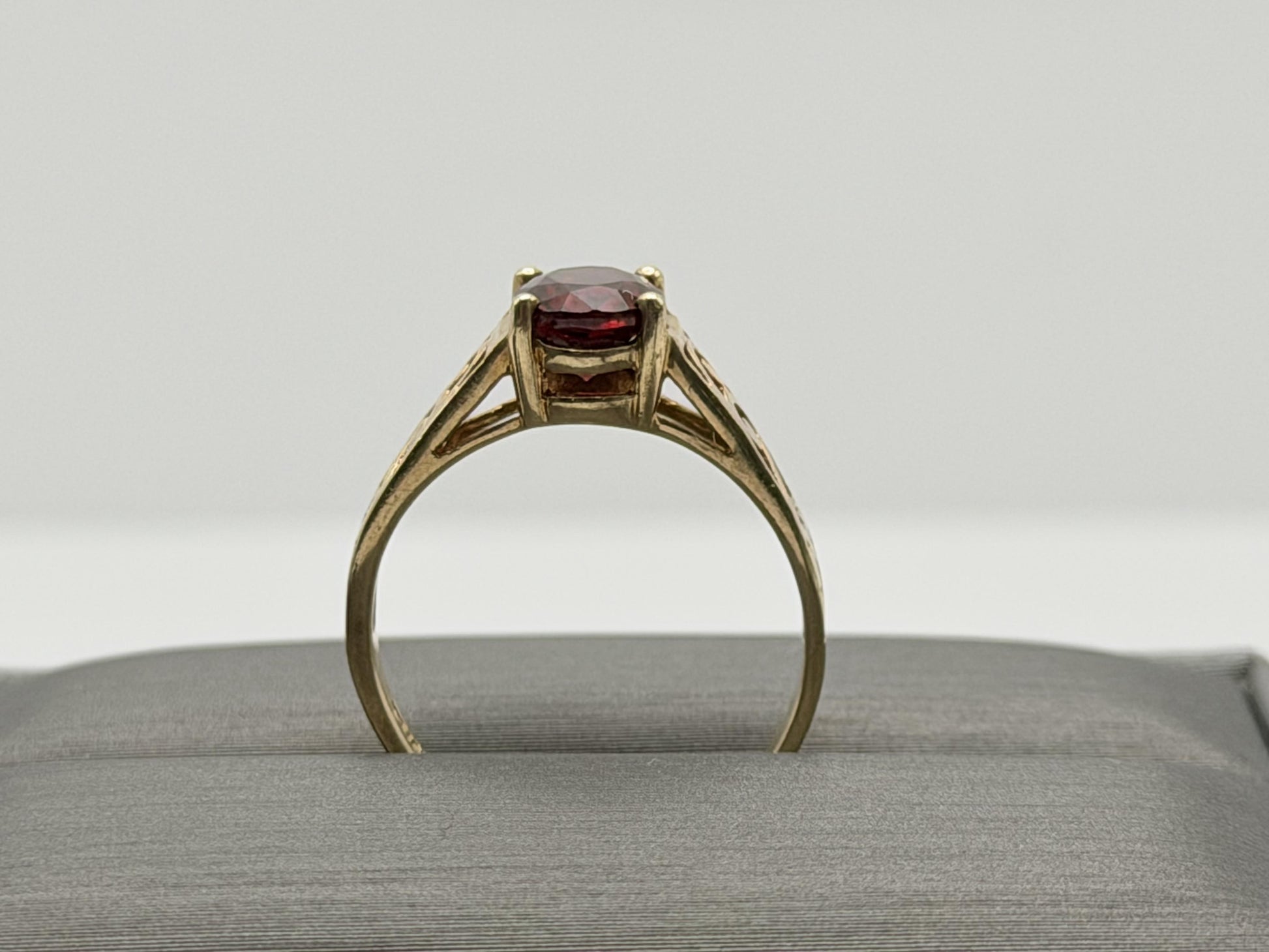 10k Yellow Gold Filigree Solitaire Garnet Cocktail Ring