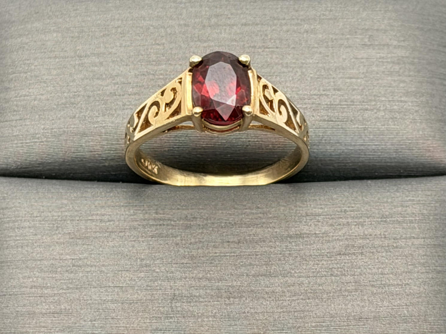 10k Yellow Gold Filigree Solitaire Garnet Cocktail Ring
