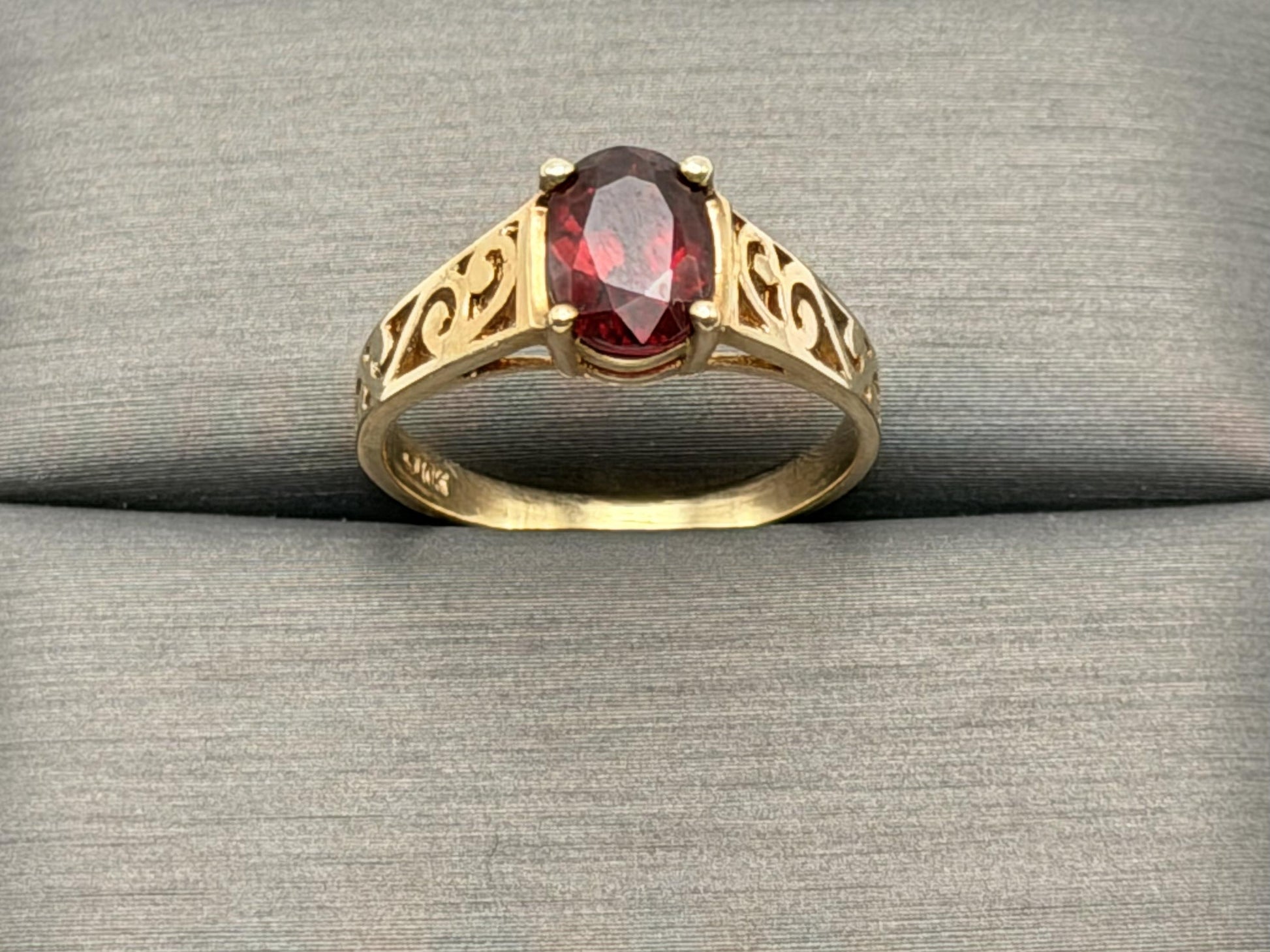 10k Yellow Gold Filigree Solitaire Garnet Cocktail Ring