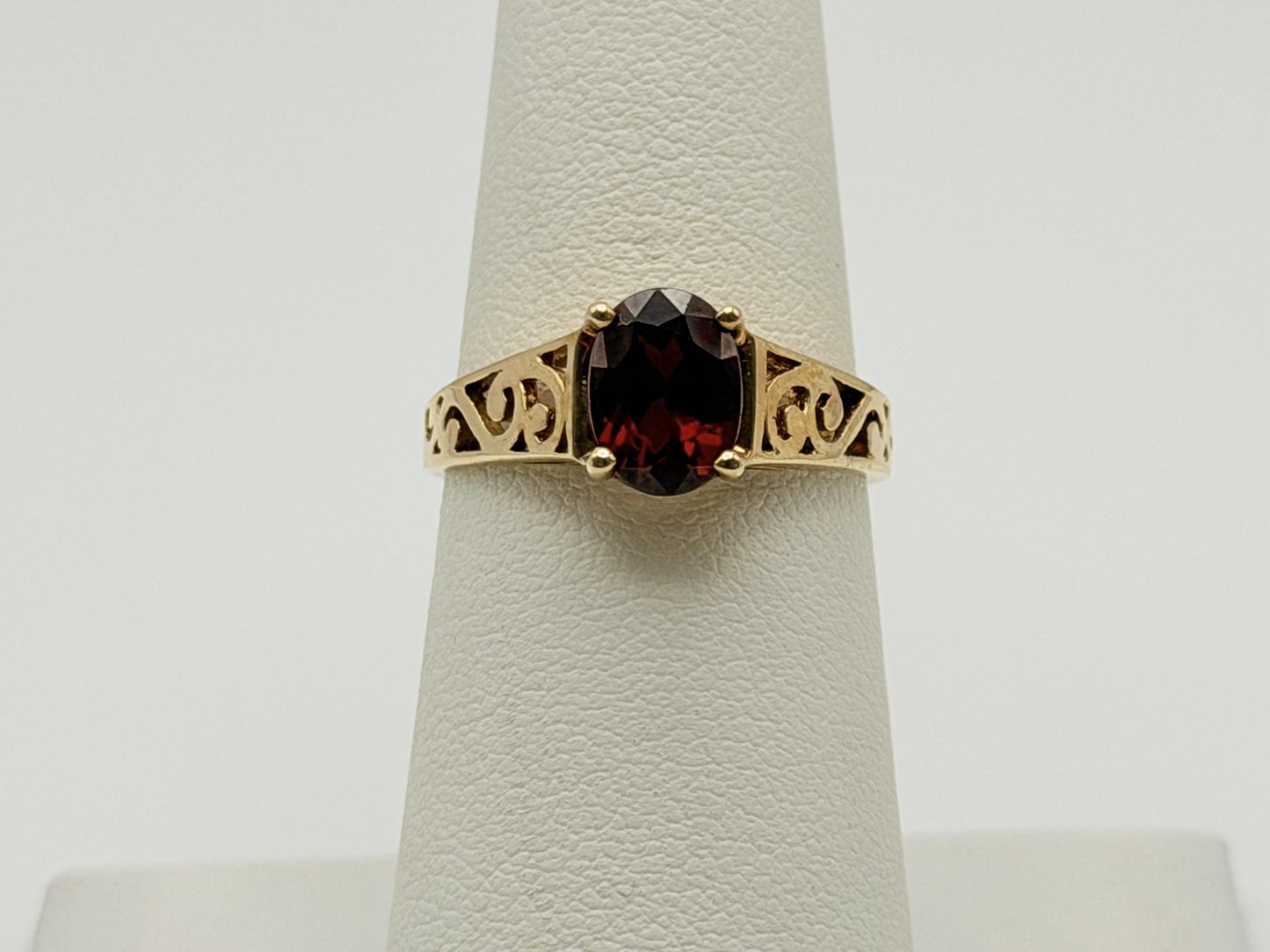 10k Yellow Gold Filigree Solitaire Garnet Cocktail Ring
