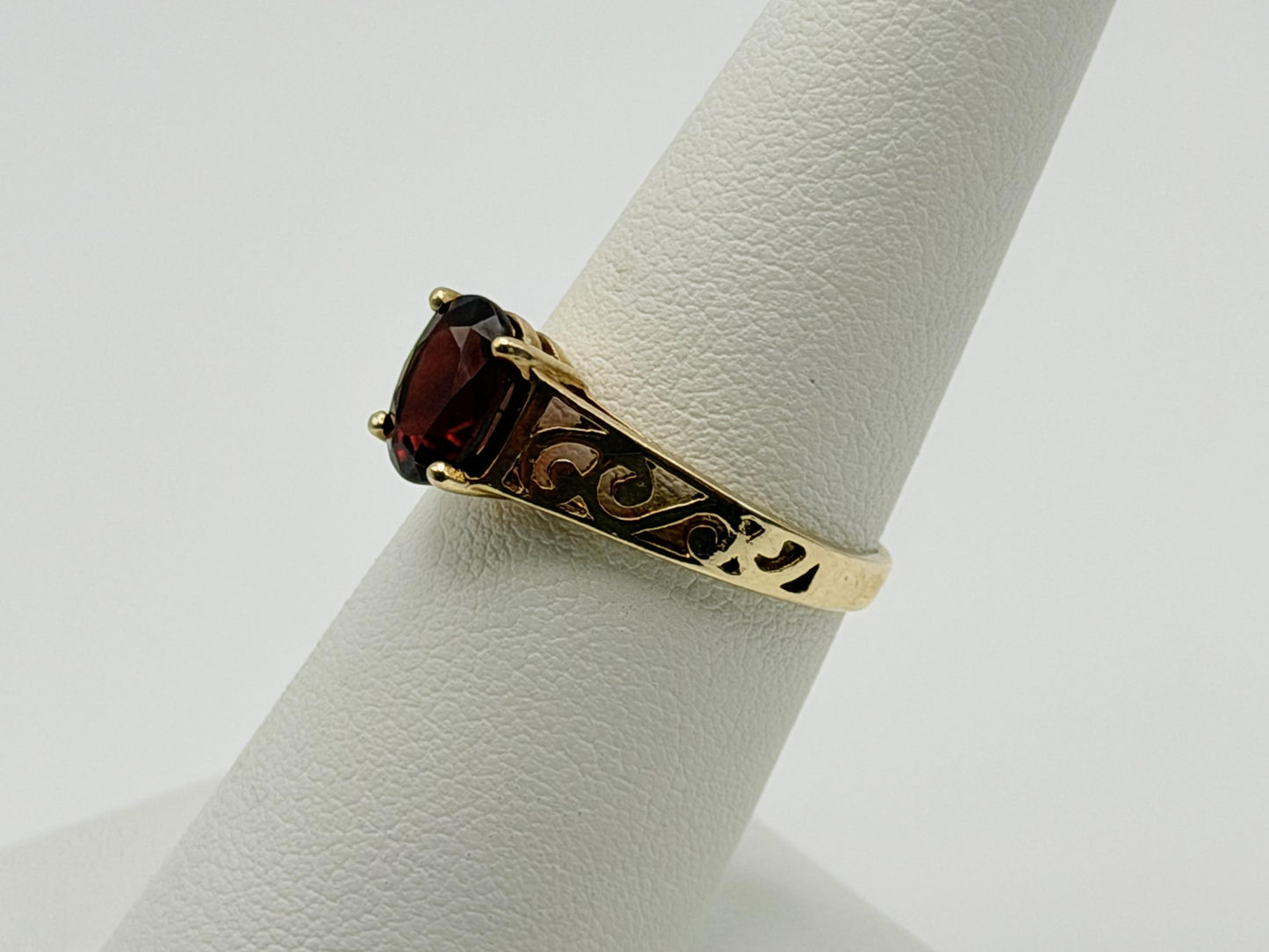 10k Yellow Gold Filigree Solitaire Garnet Cocktail Ring