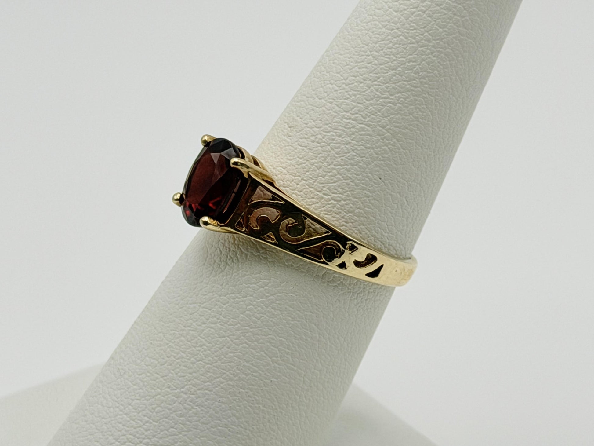 10k Yellow Gold Filigree Solitaire Garnet Cocktail Ring