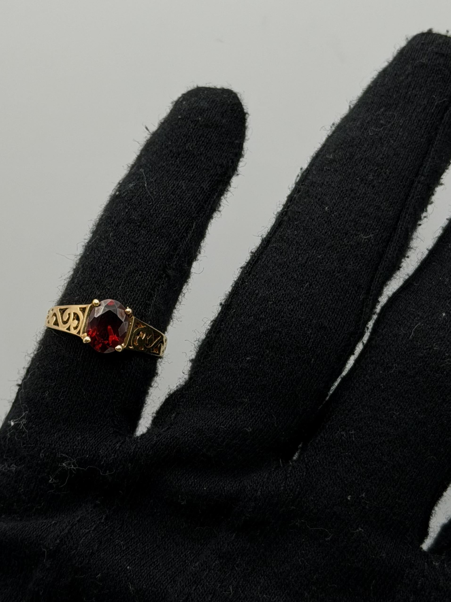 10k Yellow Gold Filigree Solitaire Garnet Cocktail Ring