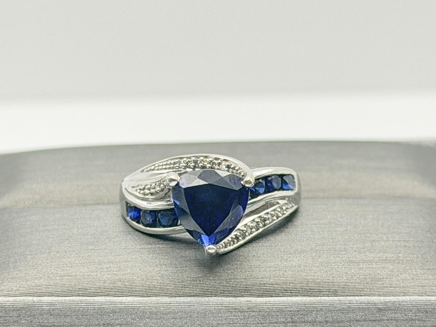 10k White Gold Vintage Diamond & Blue Sapphire Cocktail Ring