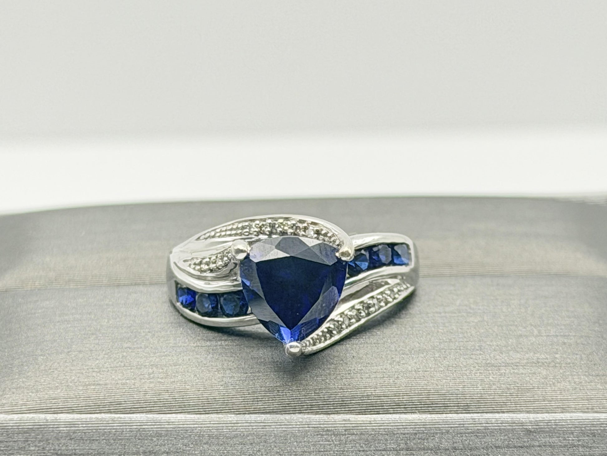 10k White Gold Vintage Diamond & Blue Sapphire Cocktail Ring