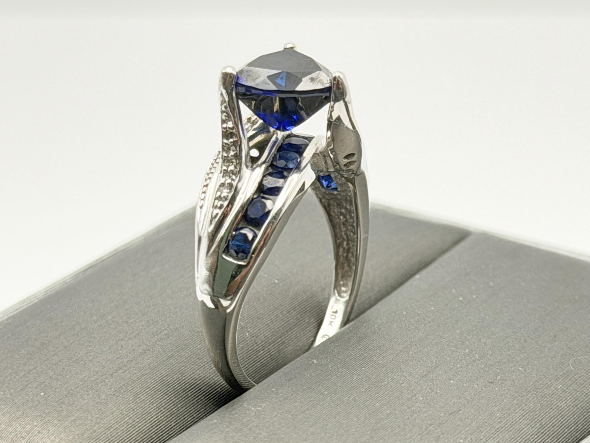 10k White Gold Vintage Diamond & Blue Sapphire Cocktail Ring