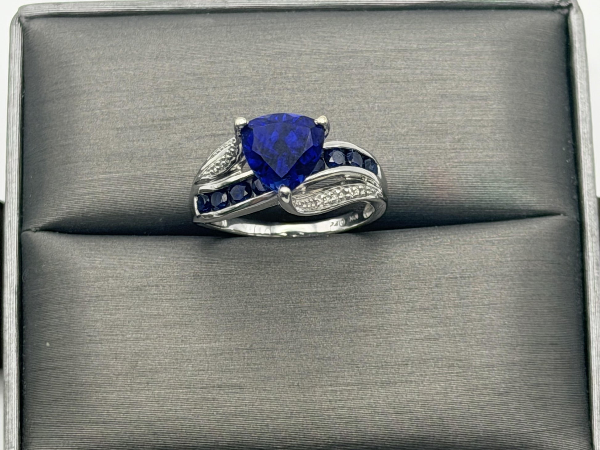 10k White Gold Vintage Diamond & Blue Sapphire Cocktail Ring