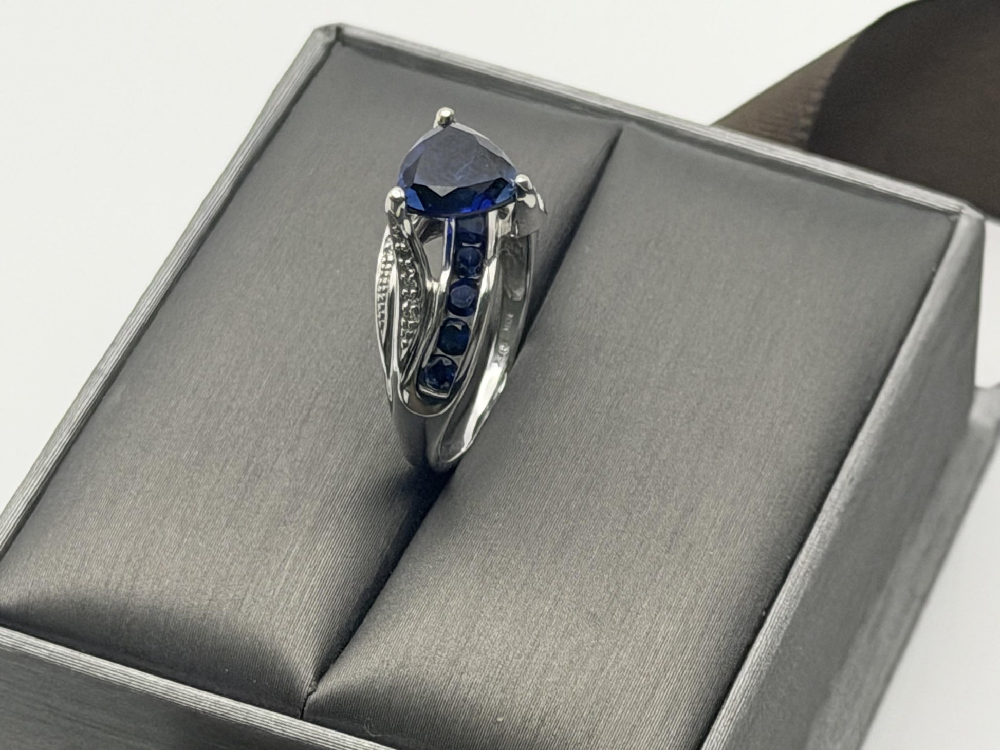 10k White Gold Vintage Diamond & Blue Sapphire Cocktail Ring