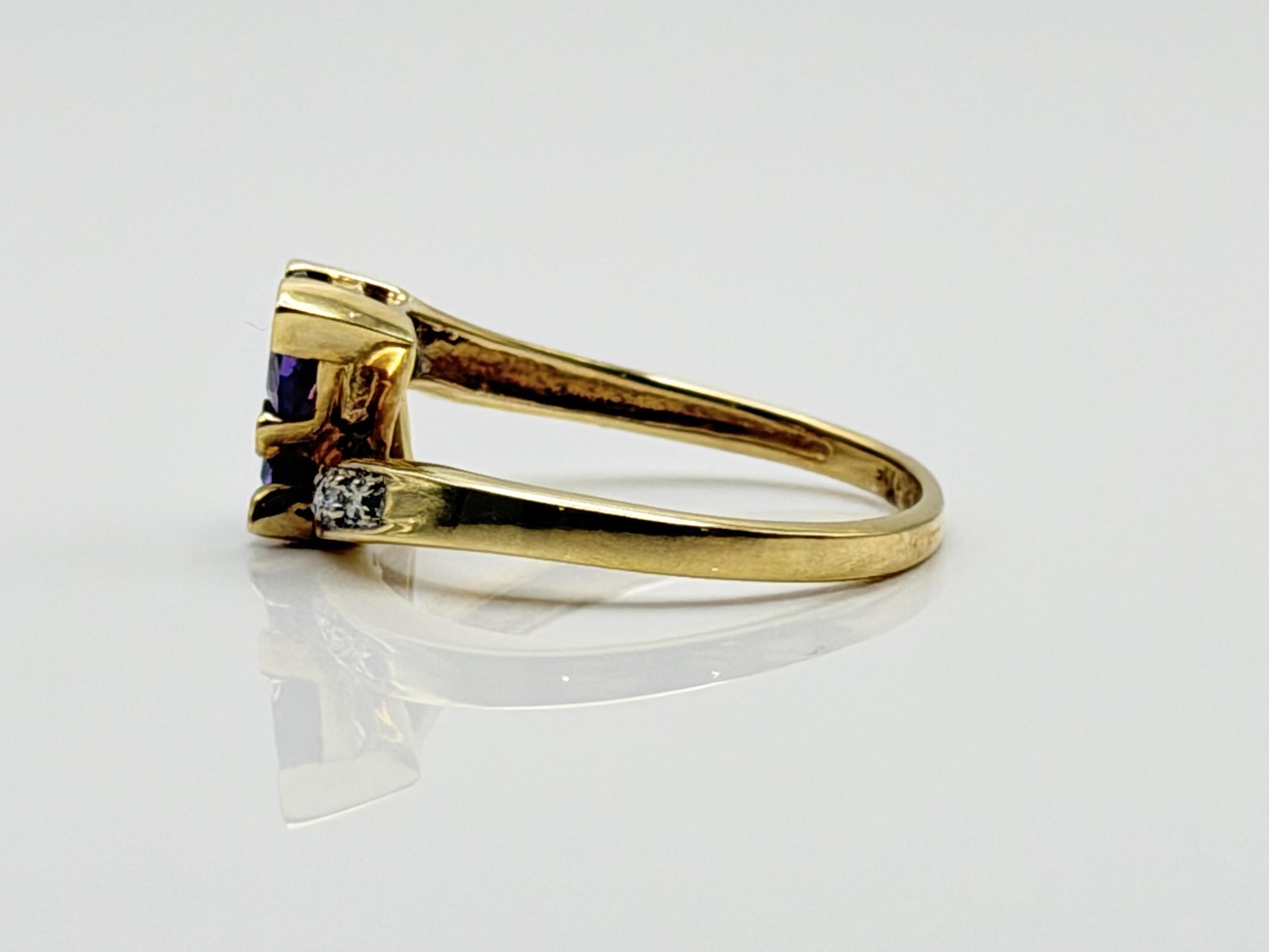 10k Yellow Gold Vintage Amethyst Diamond Cocktail Ring.