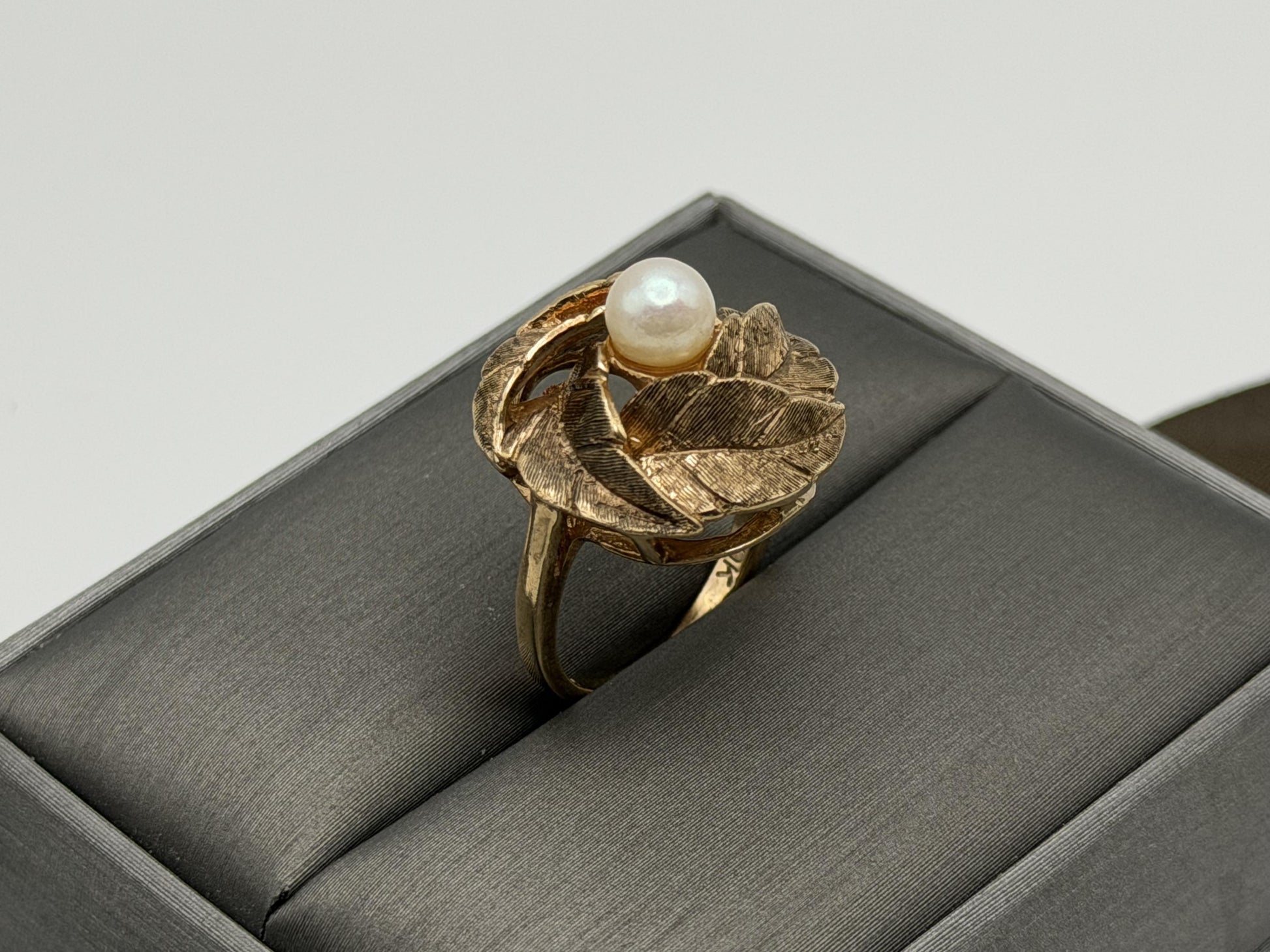 10k Gold Heavy Pearl Floral Ring Vintage Leaf Design Statement Ring