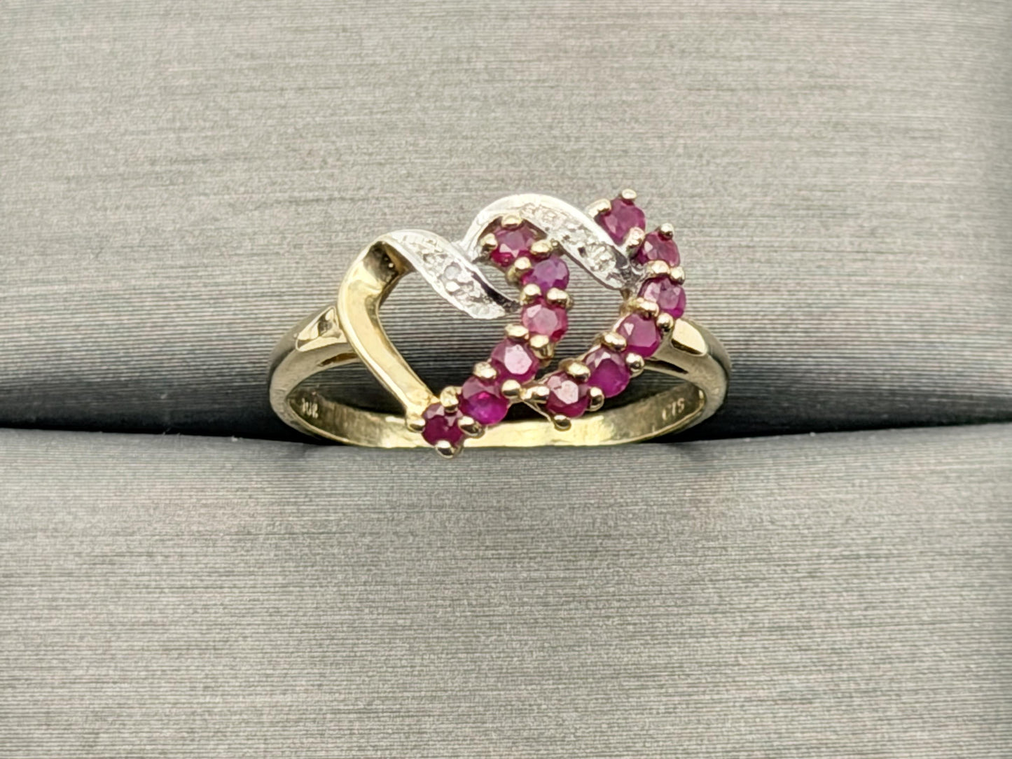 10k Yellow Gold  Vintage Ruby and Diamond Heart Ring