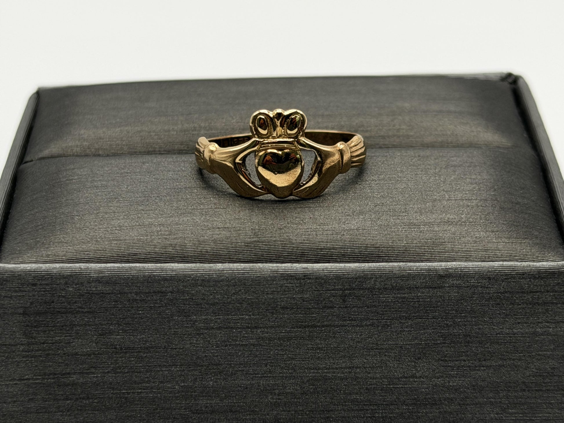 Vintage 9k Gold Claddagh Ring Traditional Irish Friendship Love Loyalty Ring.