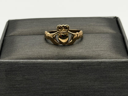 Vintage 9k Gold Claddagh Ring Traditional Irish Friendship Love Loyalty Ring.