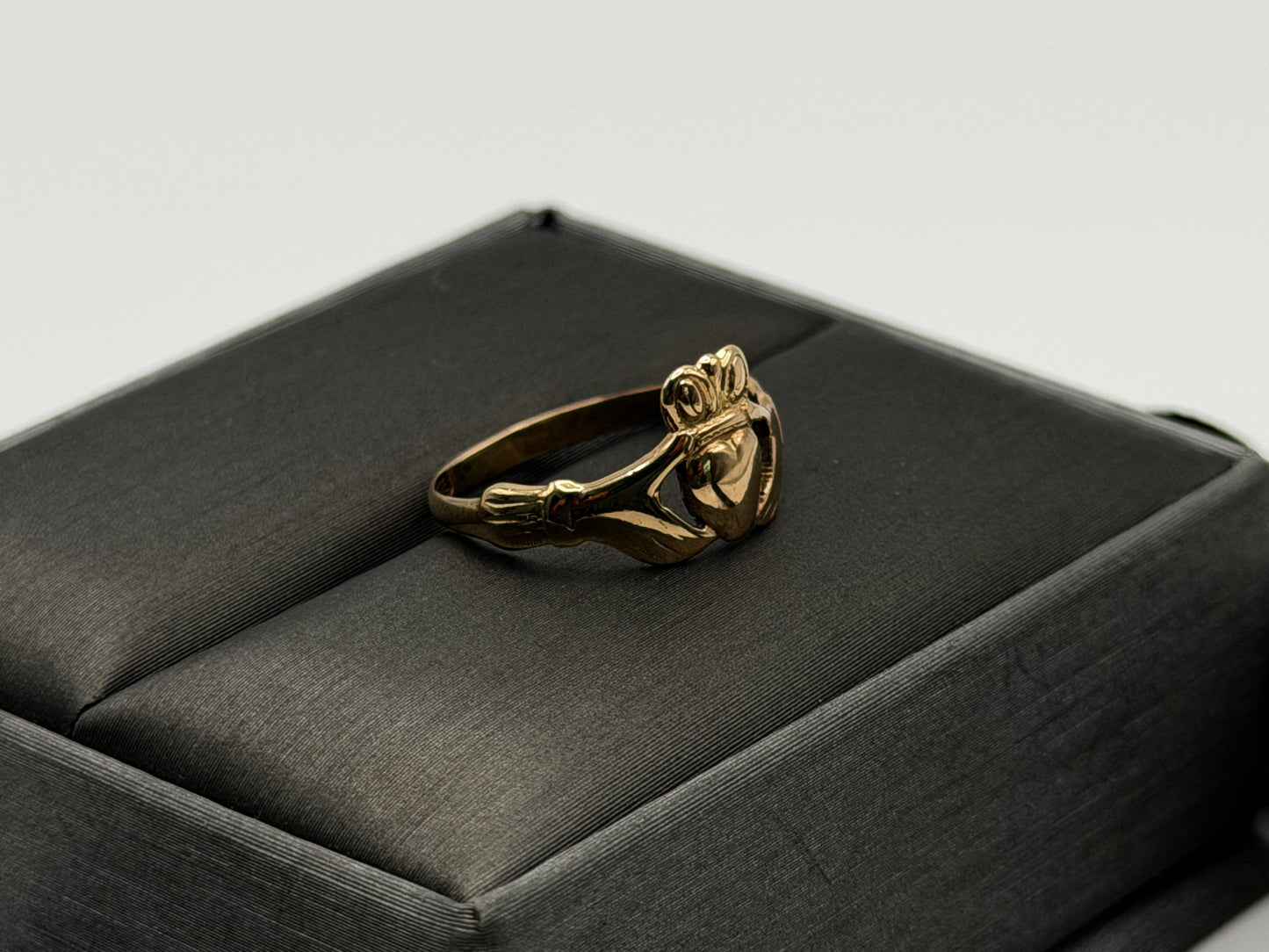Vintage 9k Gold Claddagh Ring Traditional Irish Friendship Love Loyalty Ring.
