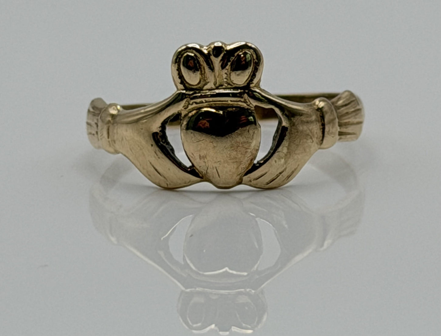 Vintage 9k Gold Claddagh Ring Traditional Irish Friendship Love Loyalty Ring.