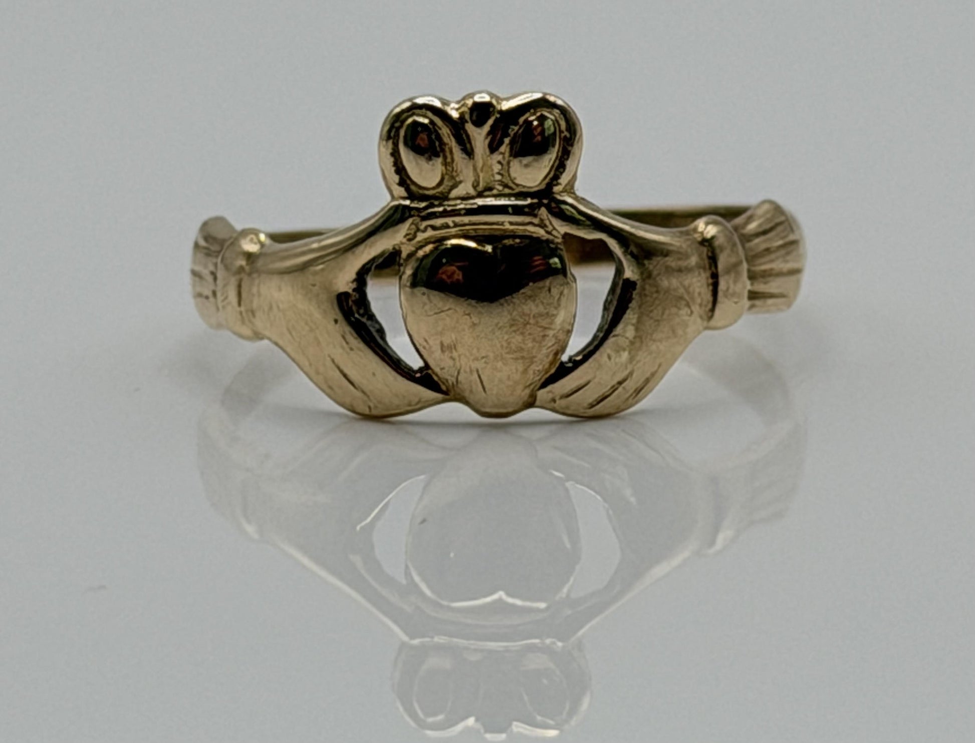 Vintage 9k Gold Claddagh Ring Traditional Irish Friendship Love Loyalty Ring.