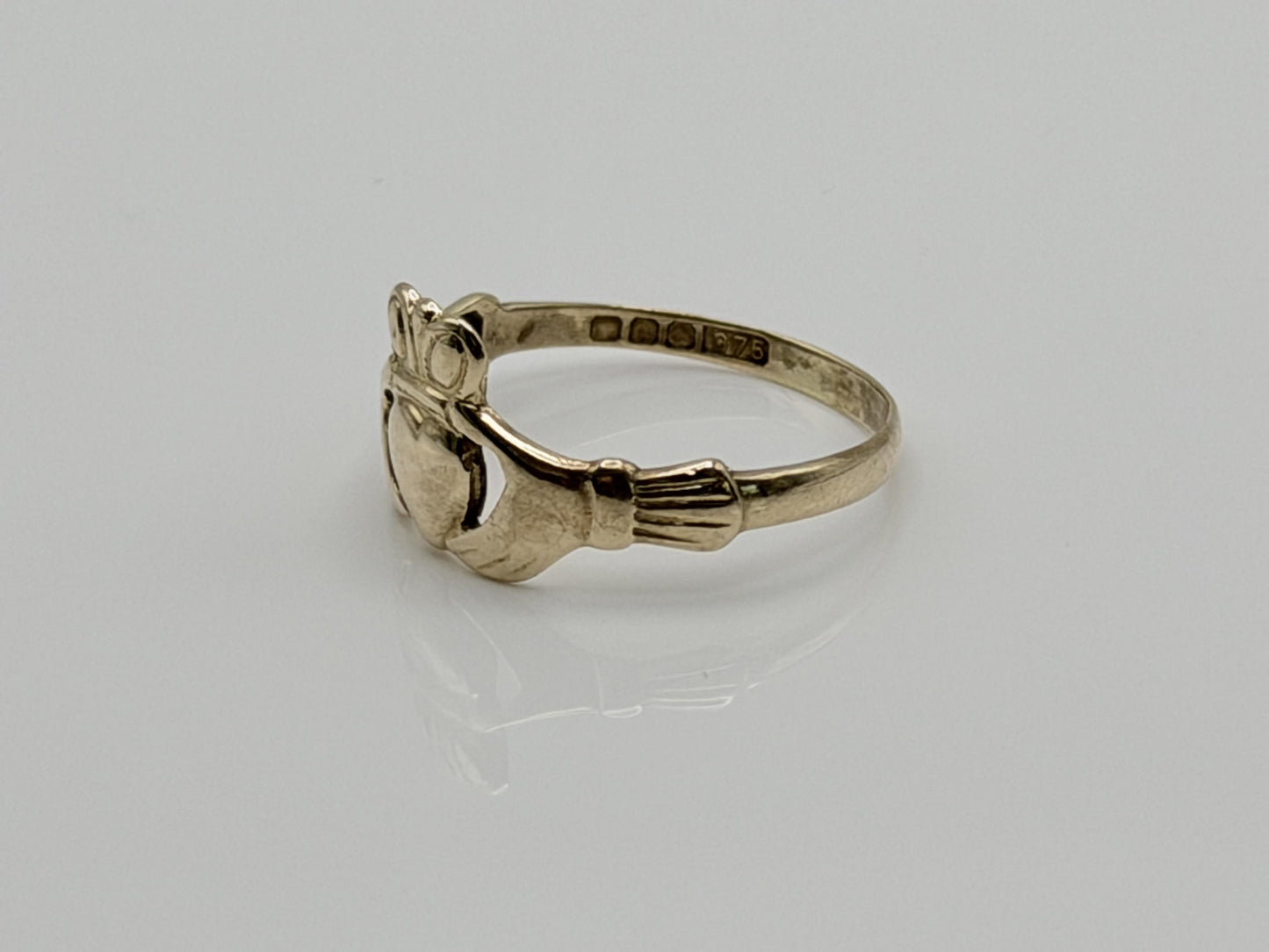 Vintage 9k Gold Claddagh Ring Traditional Irish Friendship Love Loyalty Ring.