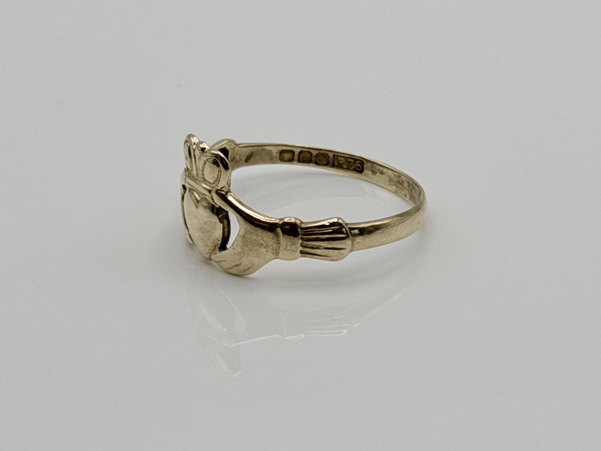 Vintage 9k Gold Claddagh Ring Traditional Irish Friendship Love Loyalty Ring.