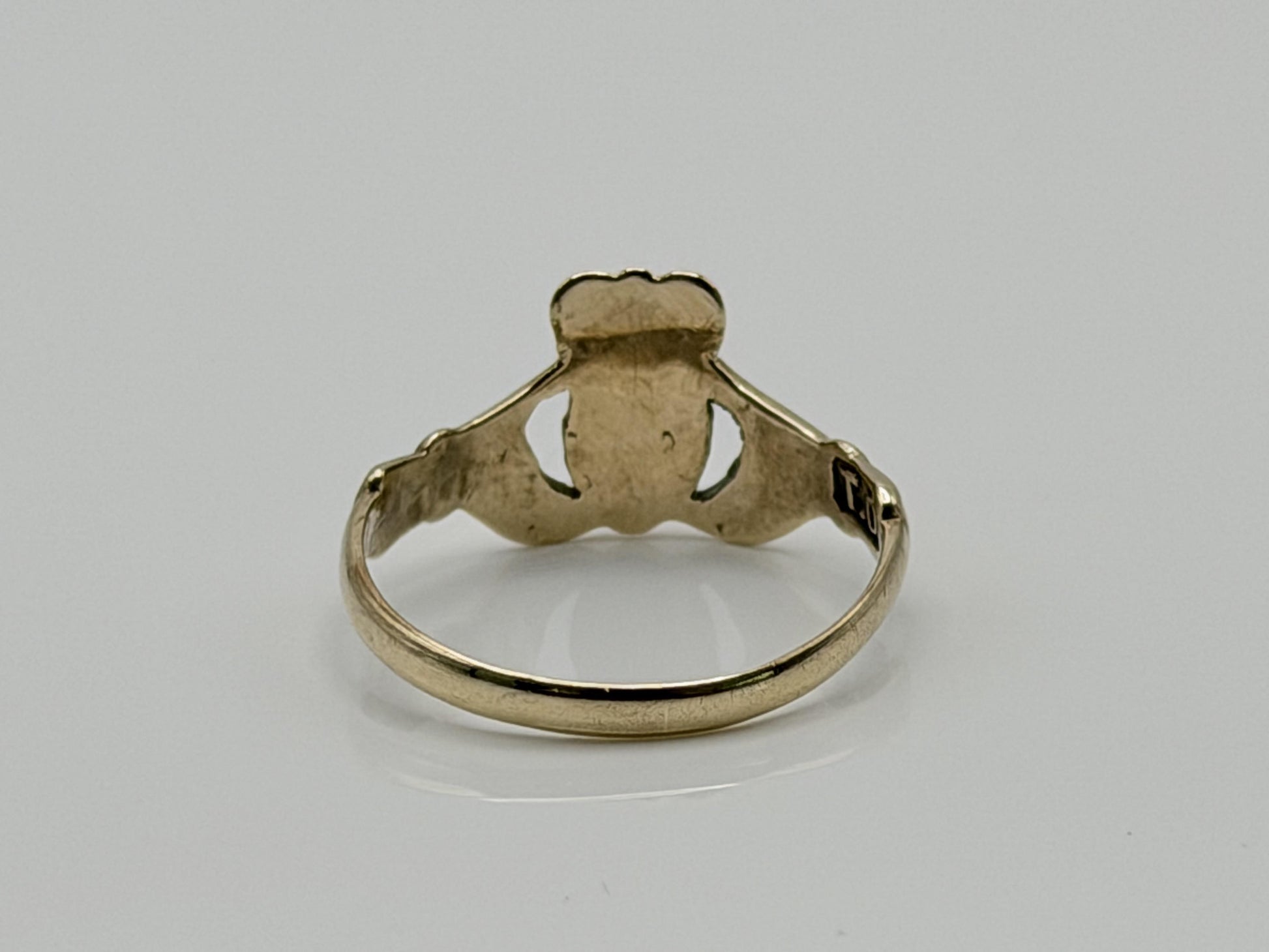 Vintage 9k Gold Claddagh Ring Traditional Irish Friendship Love Loyalty Ring.