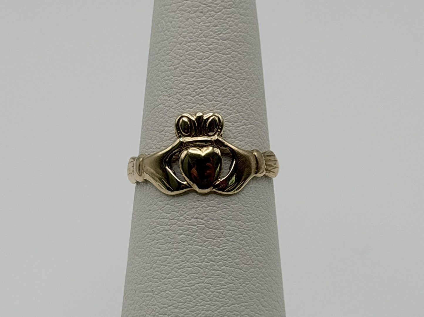 Vintage 9k Gold Claddagh Ring Traditional Irish Friendship Love Loyalty Ring.