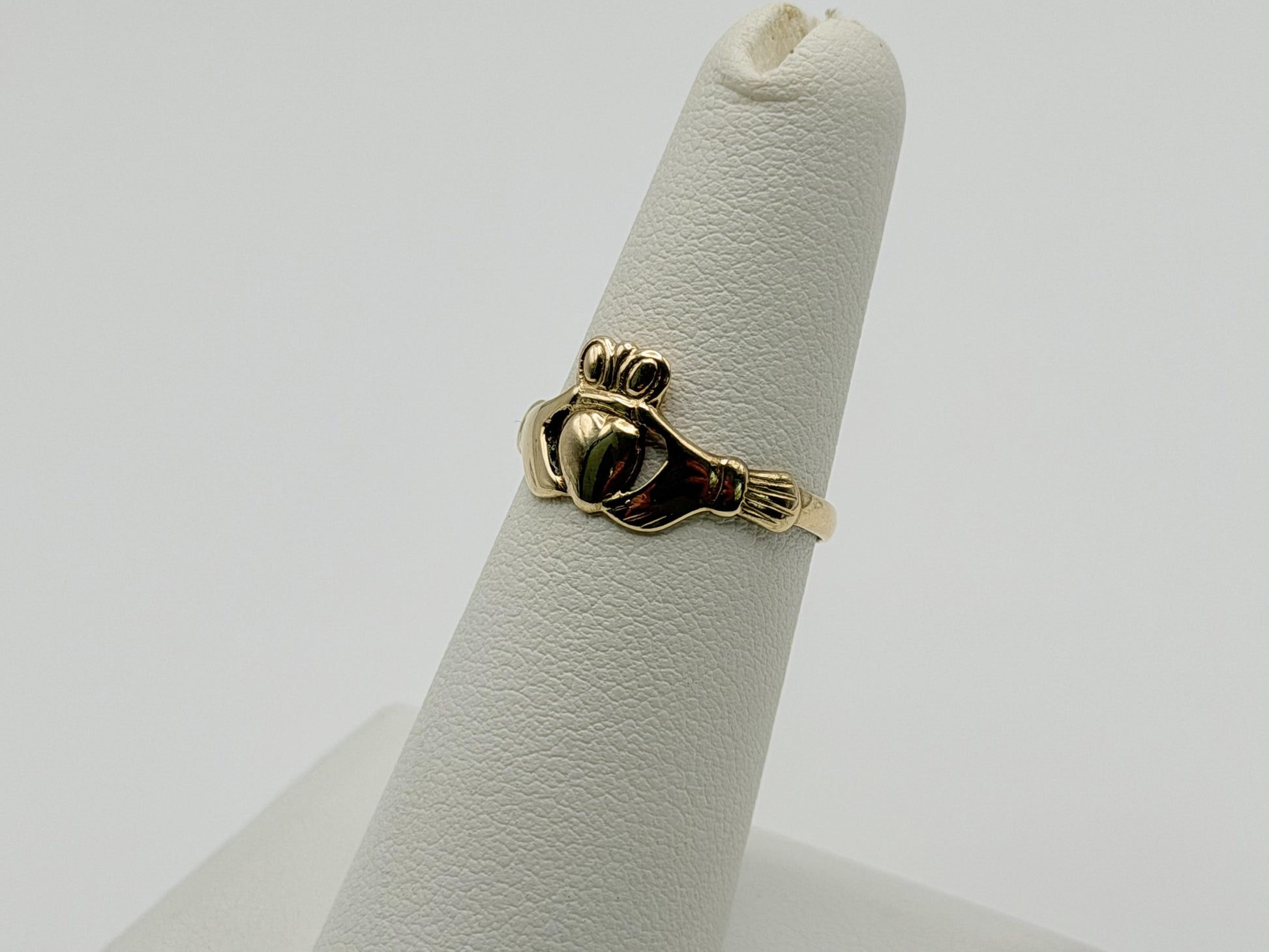 Vintage 9k Gold Claddagh Ring Traditional Irish Friendship Love Loyalty Ring.