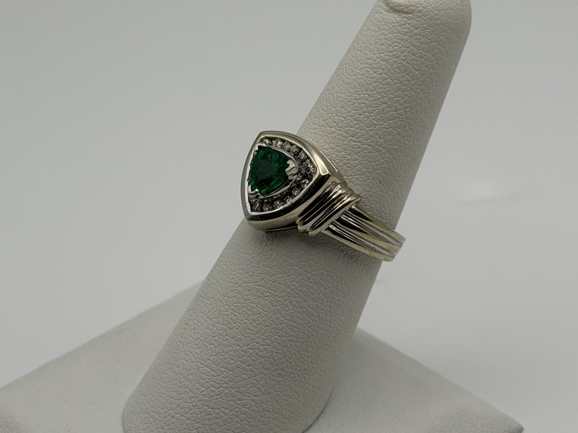Heavy 14K White Gold Green Emerald & .25ctw Diamond Ring Trillion Cluster Ring