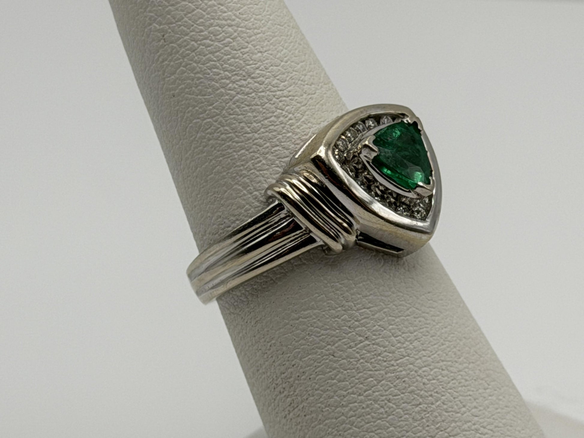 Heavy 14K White Gold Green Emerald & .25ctw Diamond Ring Trillion Cluster Ring