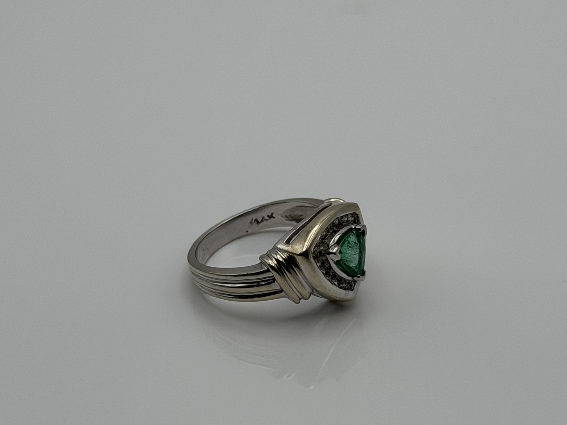 Heavy 14K White Gold Green Emerald & .25ctw Diamond Ring Trillion Cluster Ring