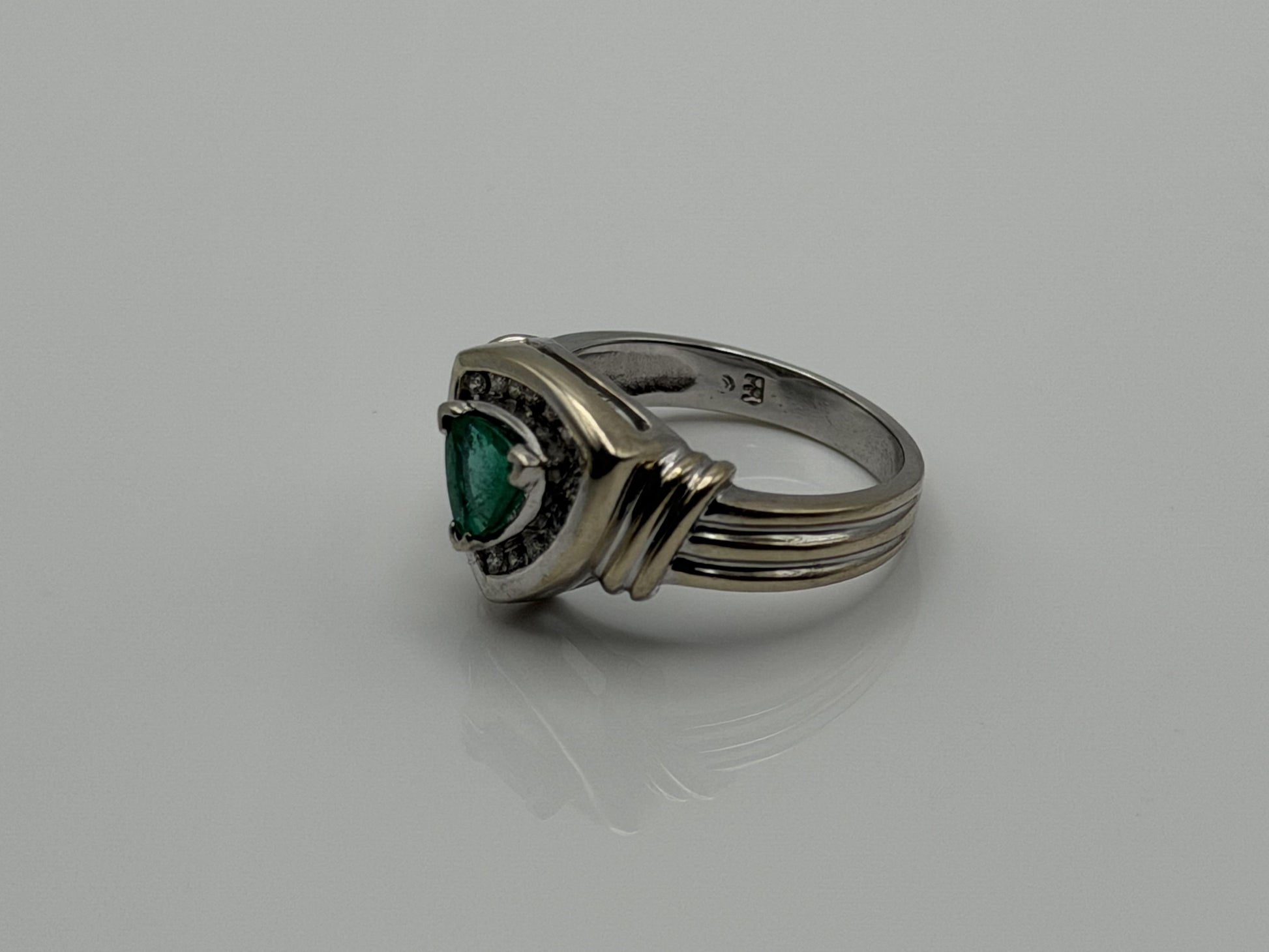 Heavy 14K White Gold Green Emerald & .25ctw Diamond Ring Trillion Cluster Ring