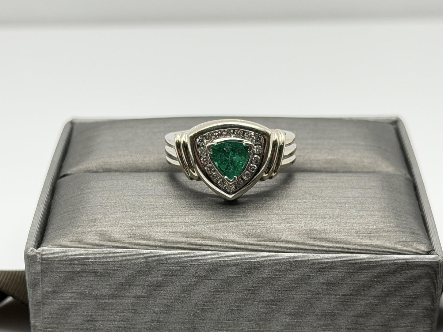 Heavy 14K White Gold Green Emerald & .25ctw Diamond Ring Trillion Cluster Ring