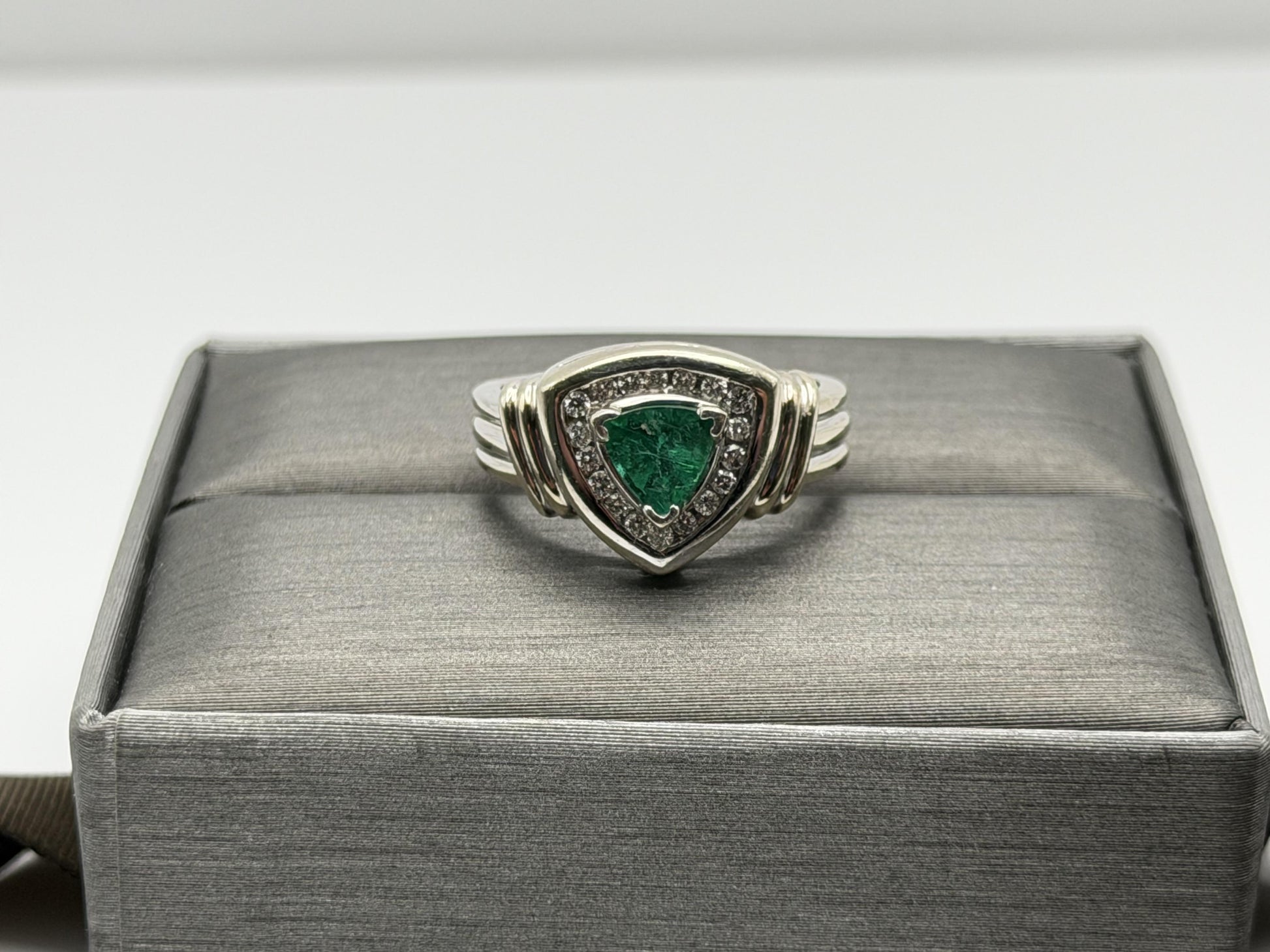 Heavy 14K White Gold Green Emerald & .25ctw Diamond Ring Trillion Cluster Ring