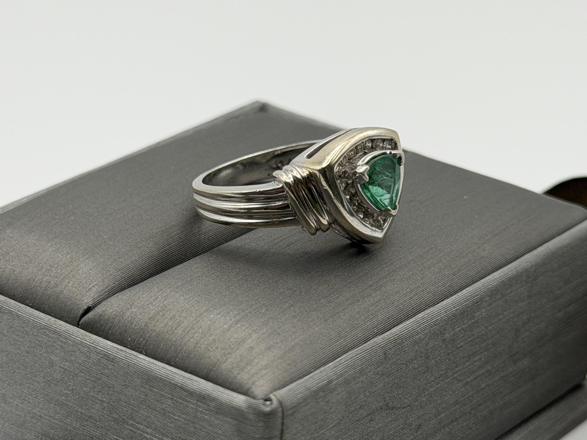 Heavy 14K White Gold Green Emerald & .25ctw Diamond Ring Trillion Cluster Ring