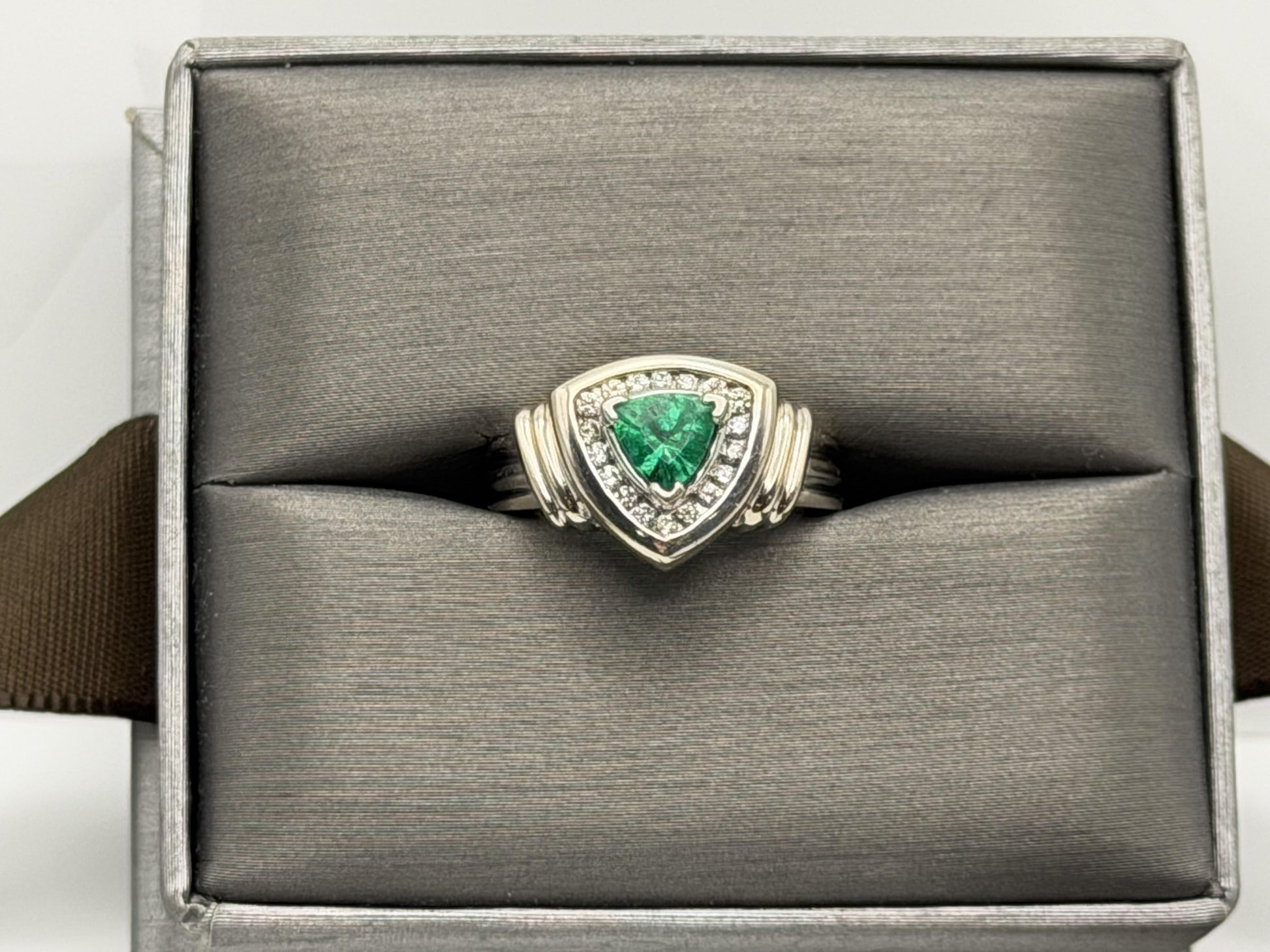 Heavy 14K White Gold Green Emerald & .25ctw Diamond Ring Trillion Cluster Ring