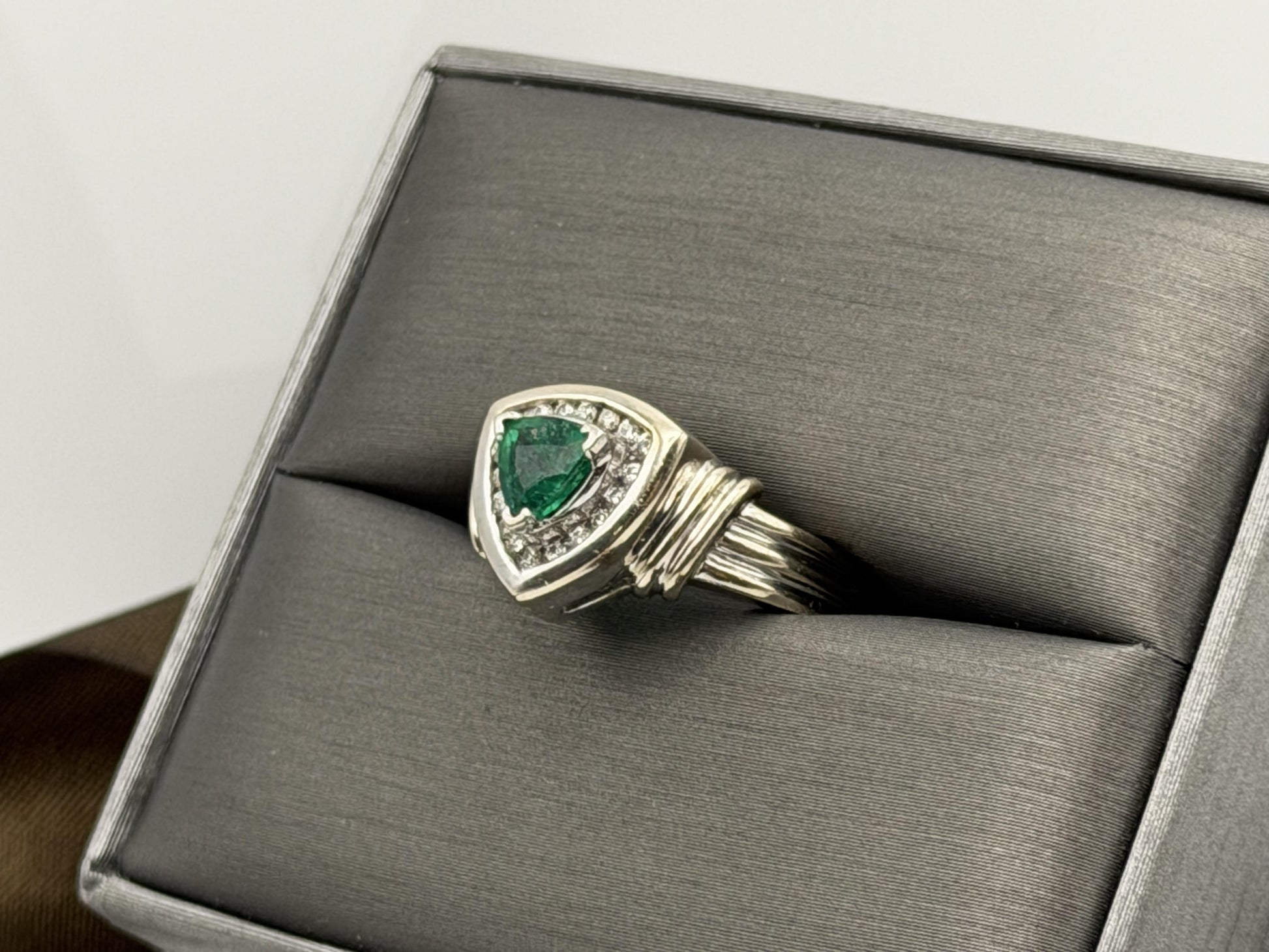Heavy 14K White Gold Green Emerald & .25ctw Diamond Ring Trillion Cluster Ring