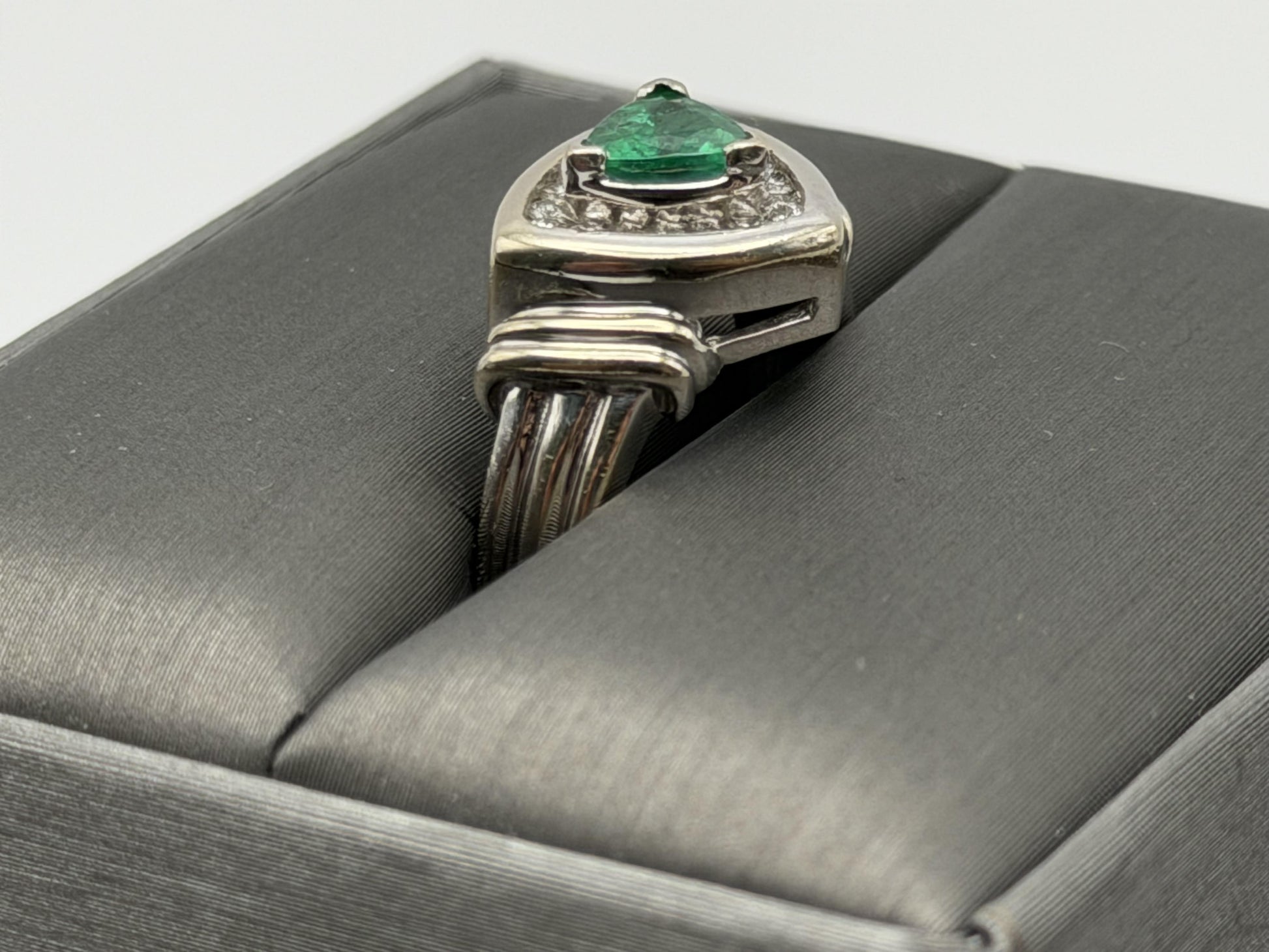 Heavy 14K White Gold Green Emerald & .25ctw Diamond Ring Trillion Cluster Ring