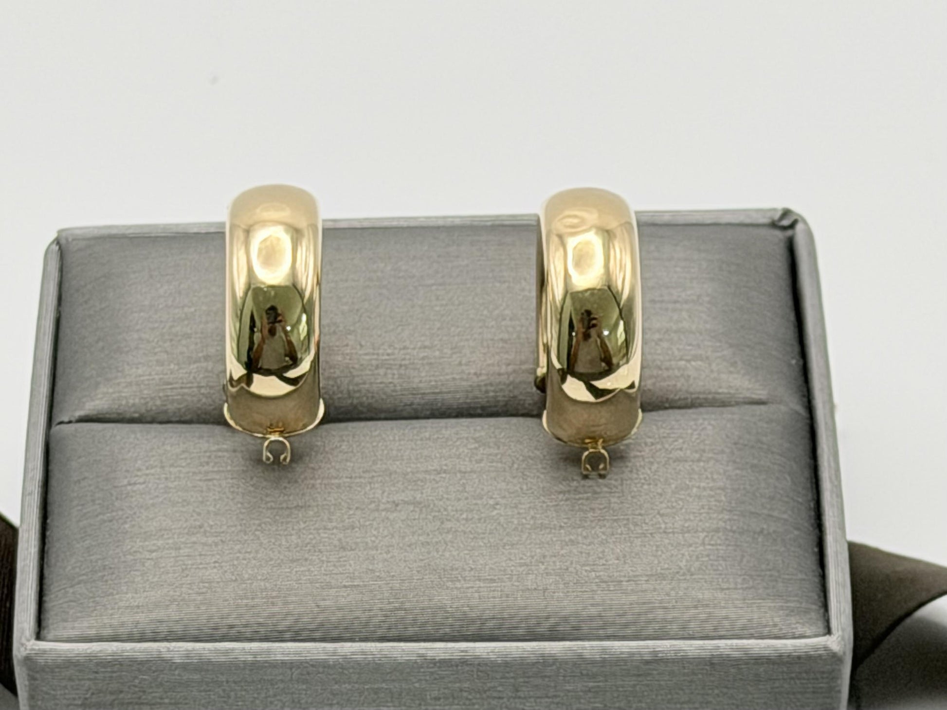 14k Gold Huggie Hoop Earrings