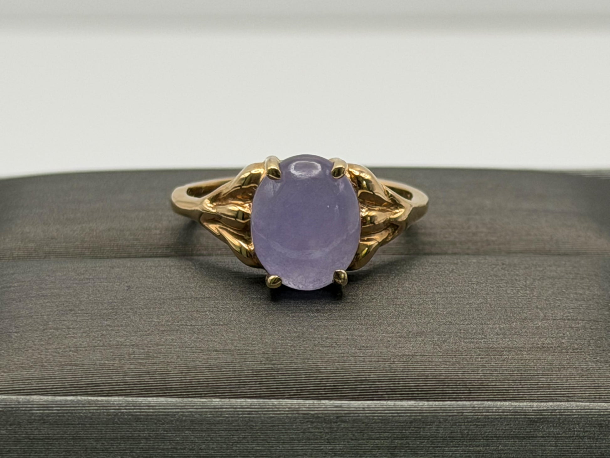 Vintage 10k Yellow Gold Lavender Jade Ring
